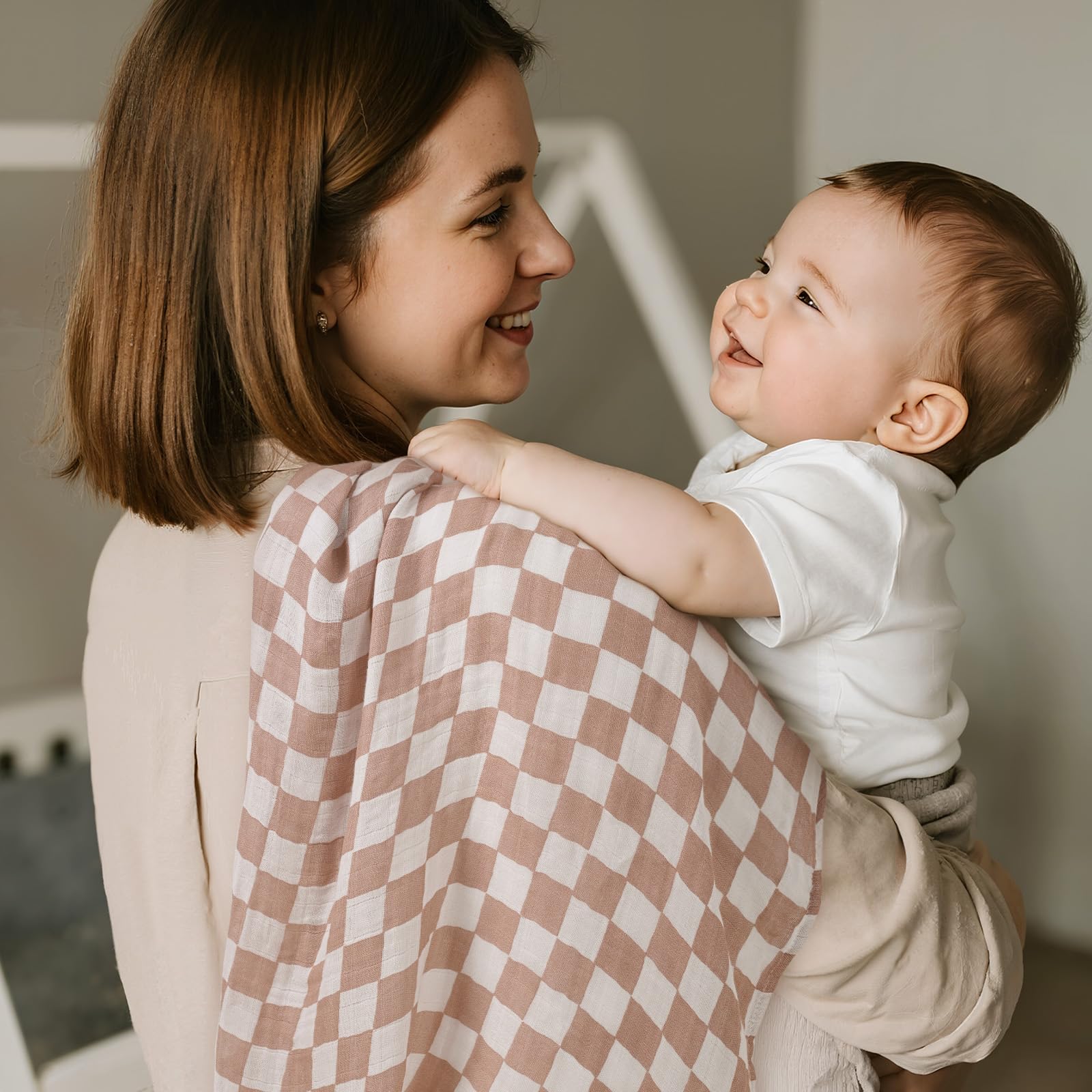 GLLQUEN BABY muslin blanket closeup shows soft bamboo-viscose fabric for gentle touch