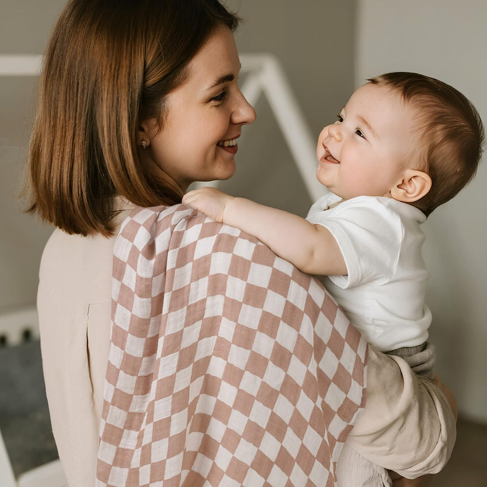 GLLQUEN BABY muslin blanket closeup shows soft bamboo-viscose fabric for gentle touch