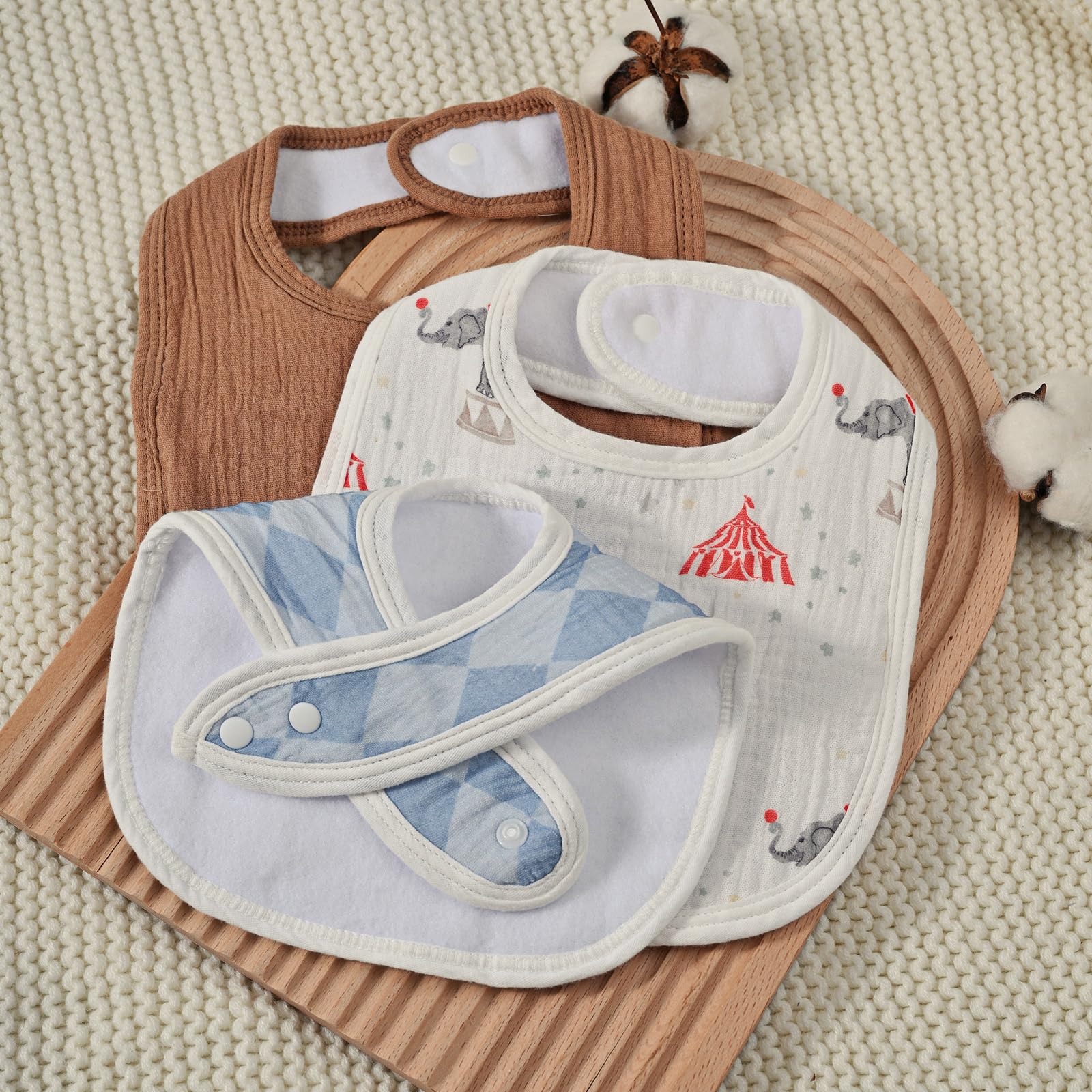 GLLQUEN BABY muslin bibs double as a burp cloth for quick cleanups.