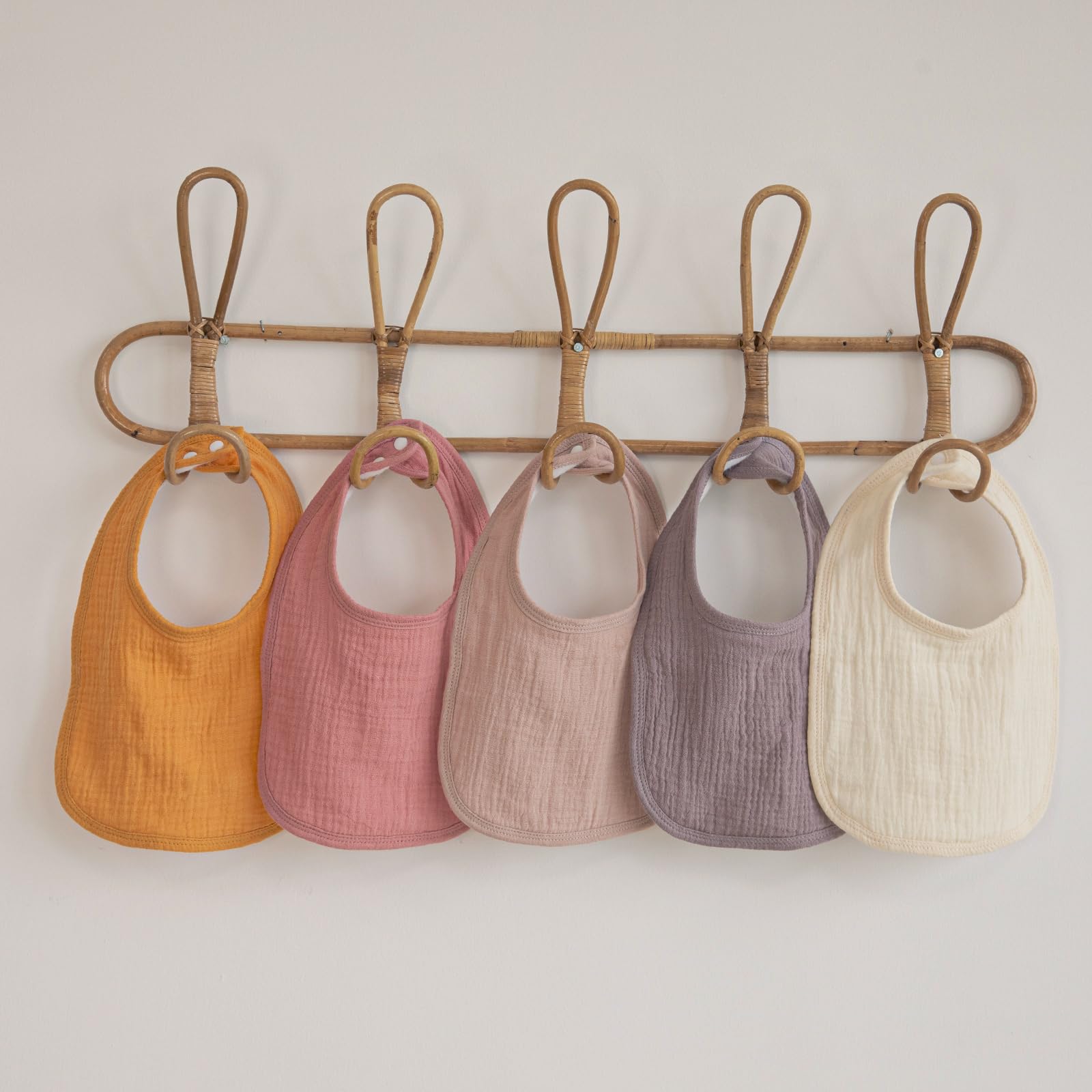 GLLQUEN BABY large front flap protects clothes during feeding sessions.