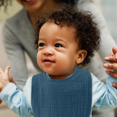 GLLQUEN BABY adjustable snaps closeup demonstrates secure fit as baby grows.