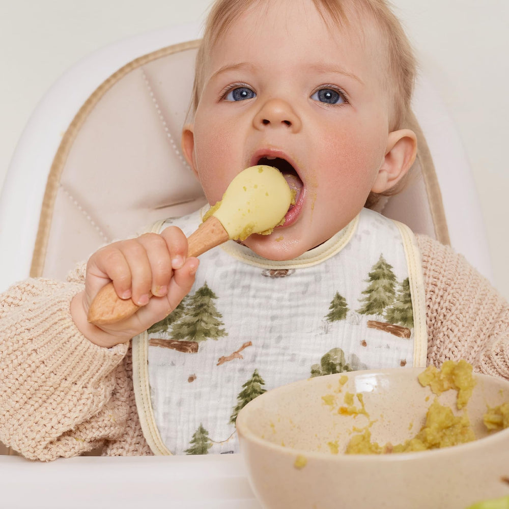 GLLQUEN BABY bib with adjustable snaps showing two size options for growing baby.