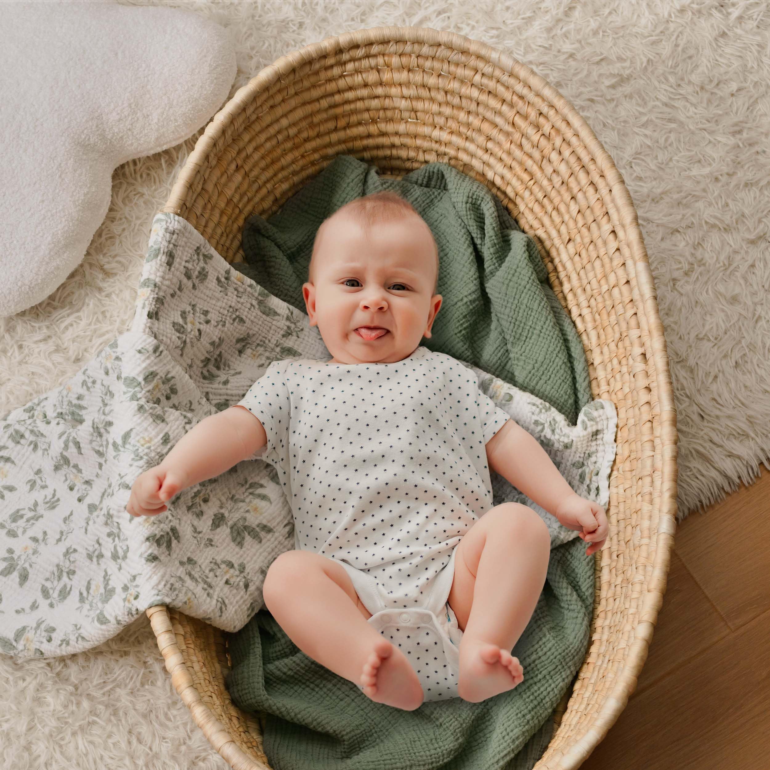 GLLQUEN BABY muslin swaddle blanket with breathable cotton for all-season comfort.