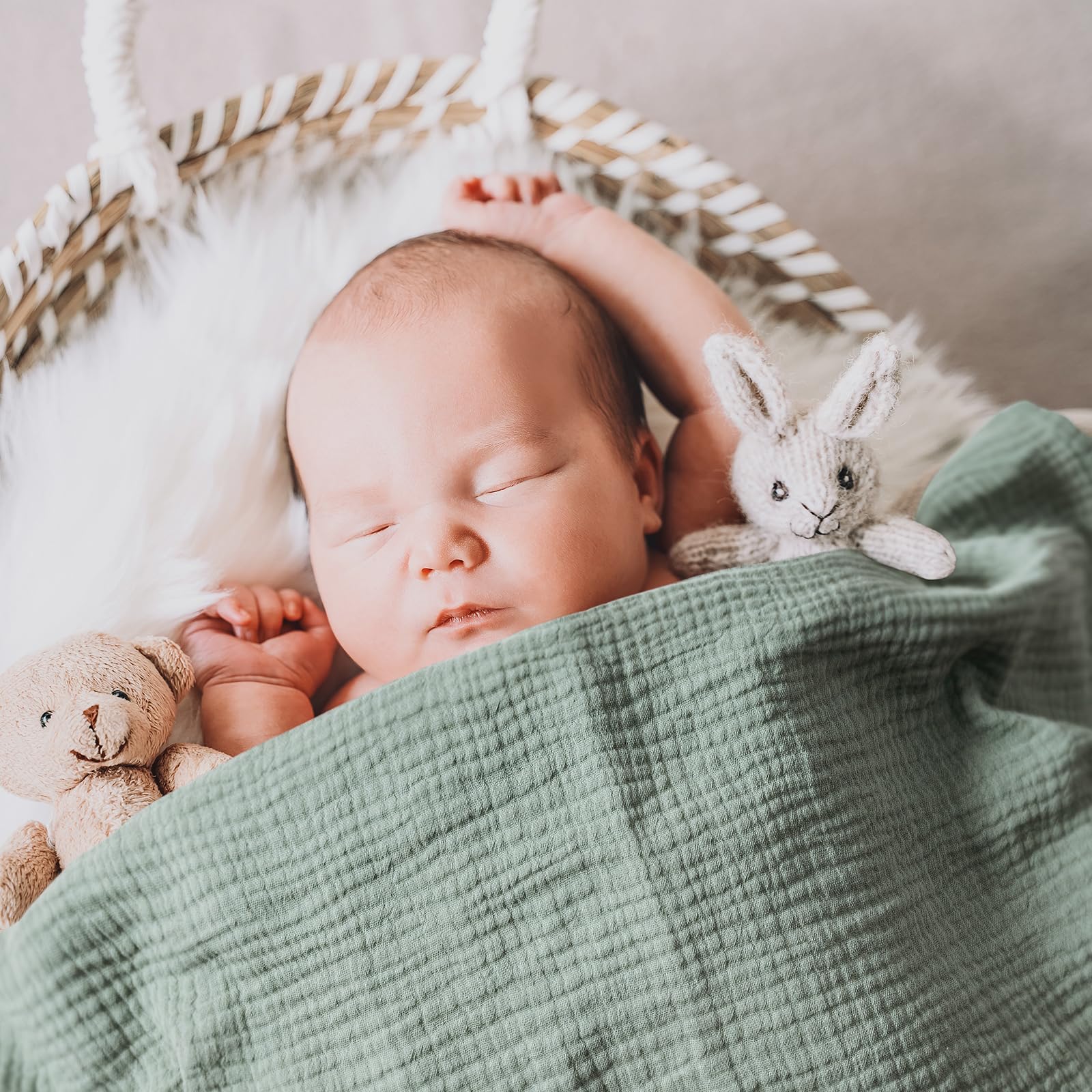 GLLQUEN BABY muslin swaddle blanket close-up texture highlighting breathable cotton.