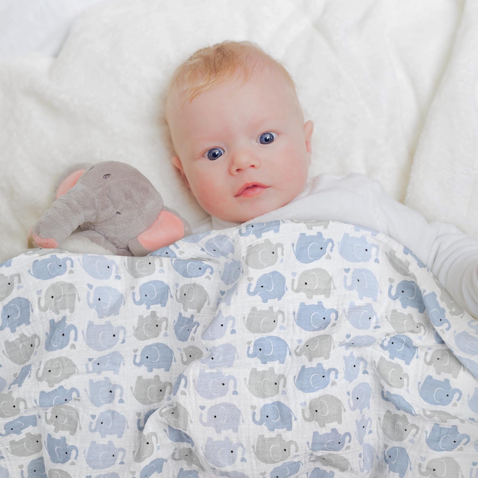 GLLQUEN BABY muslin swaddle close-up, cotton weave highlighting soft touch and skin-friendly fabric