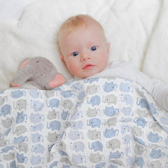 GLLQUEN BABY muslin swaddle close-up, cotton weave highlighting soft touch and skin-friendly fabric