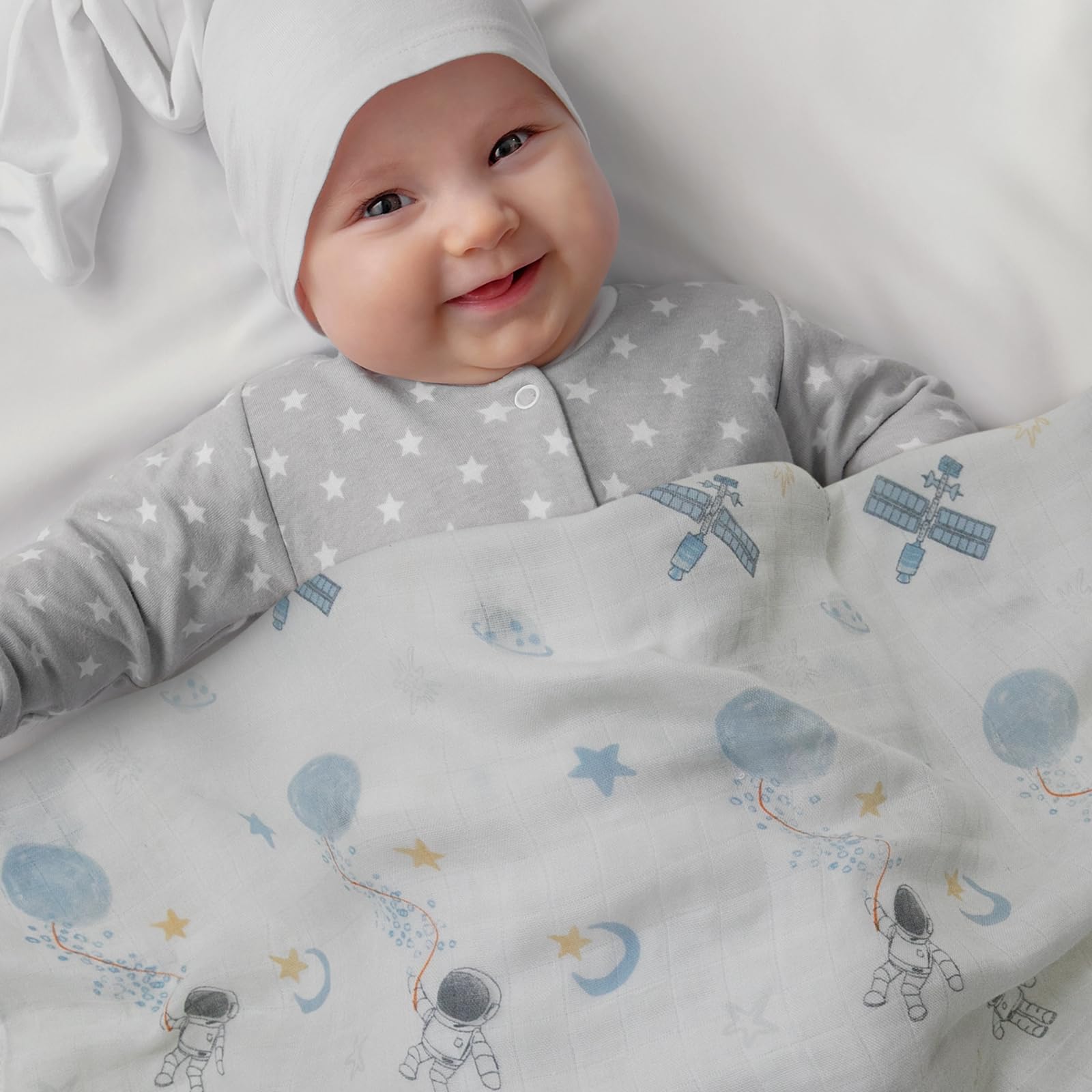 GLLQUEN BABY muslin swaddle blue astronaut opened for quick wraps during naps.