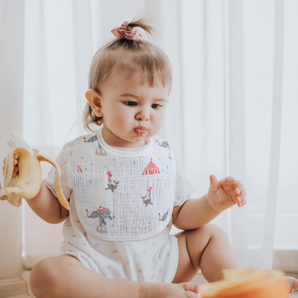 GLLQUEN BABY teething bib with large front flap shields clothes during meals.
