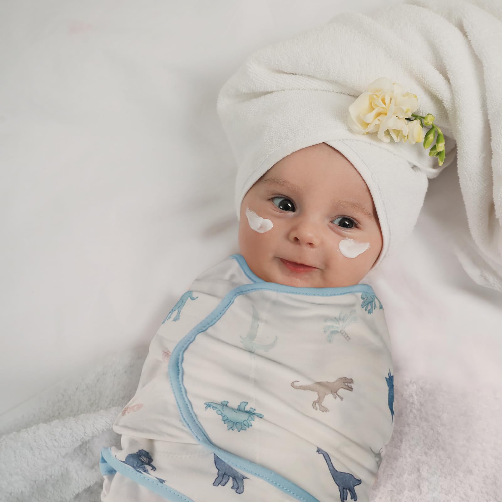 GLLQUEN BABY swaddle closeup shows breathable cotton for gentle warmth and skin comfort.