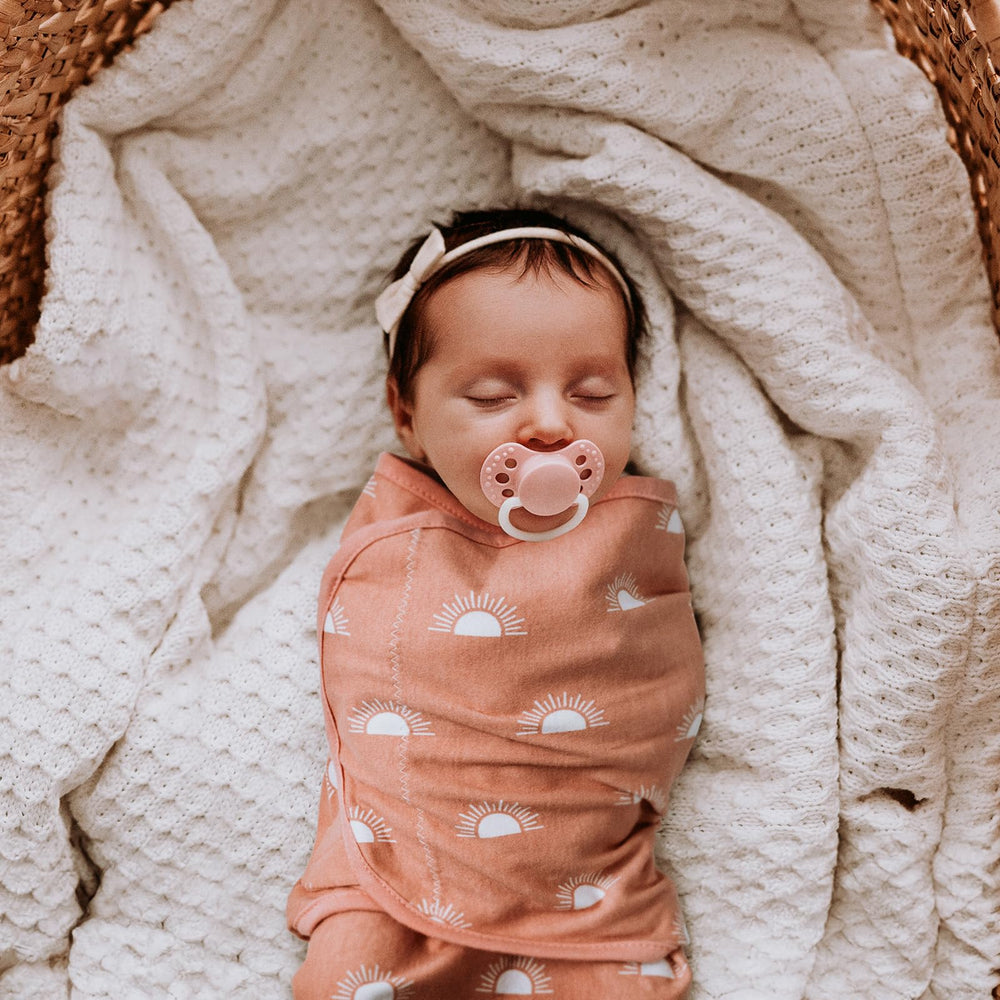 GLLQUEN BABY swaddle arms-in-out demonstrates flexible sleep-stage options.