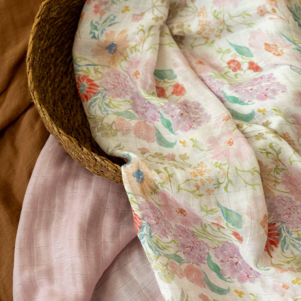 GLLQUEN BABY swaddle blanket bamboo-cotton texture highlights breathability.