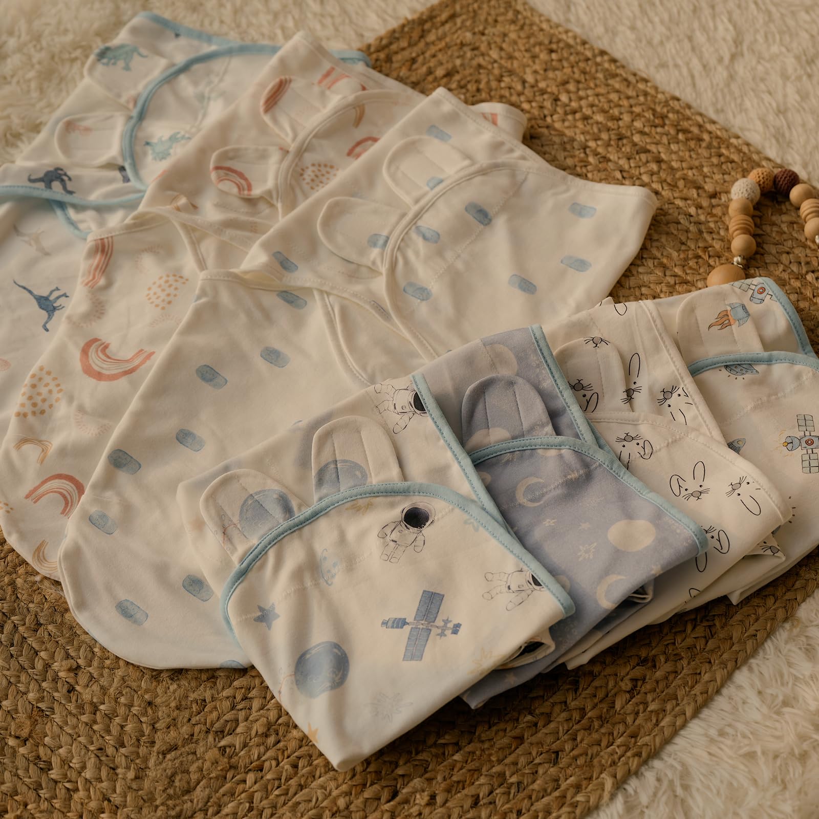 GLLQUEN BABY dinosaur-world design on soft fabric creates a cozy, visually appealing sleep wrap.