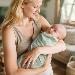 Close-up of GLLQUEN BABY swaddle fabric in soft cotton highlighting breathable comfort