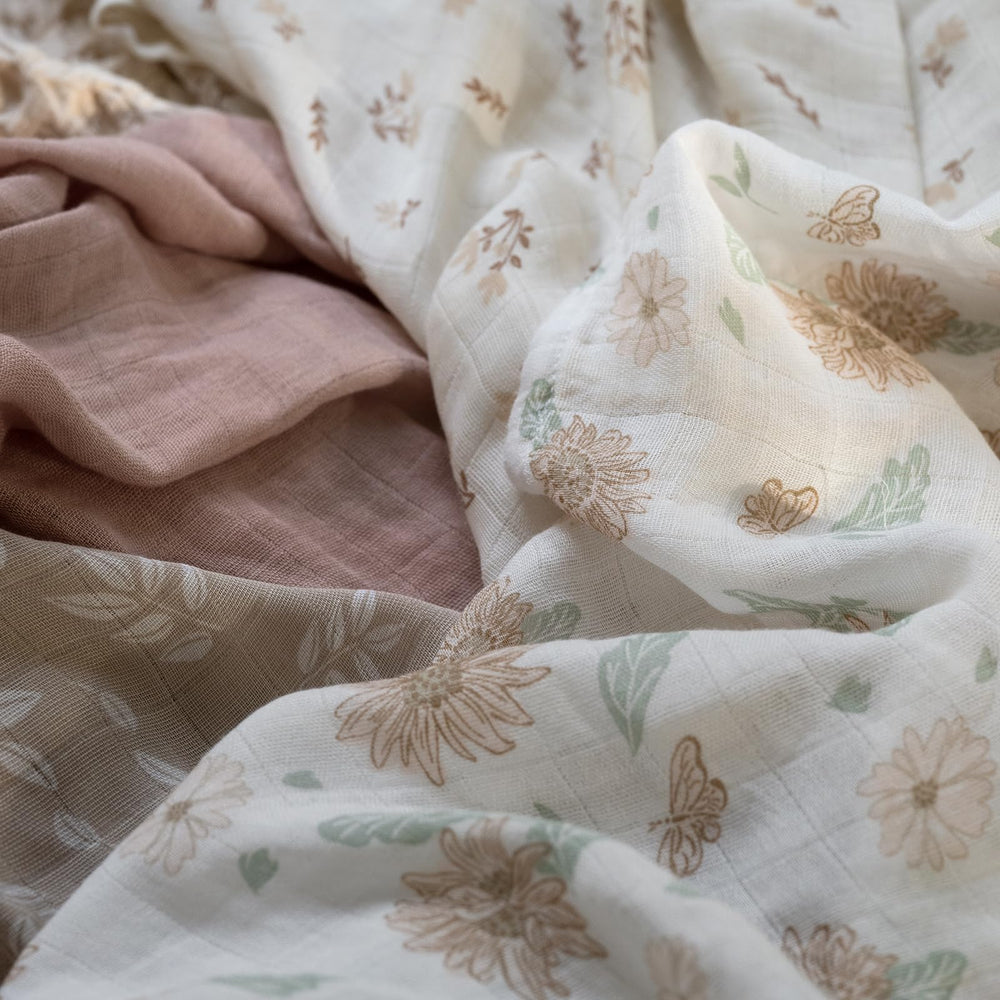 GLLQUEN BABY swaddle nursing cover stroller captures privacy and sunshade on walks.