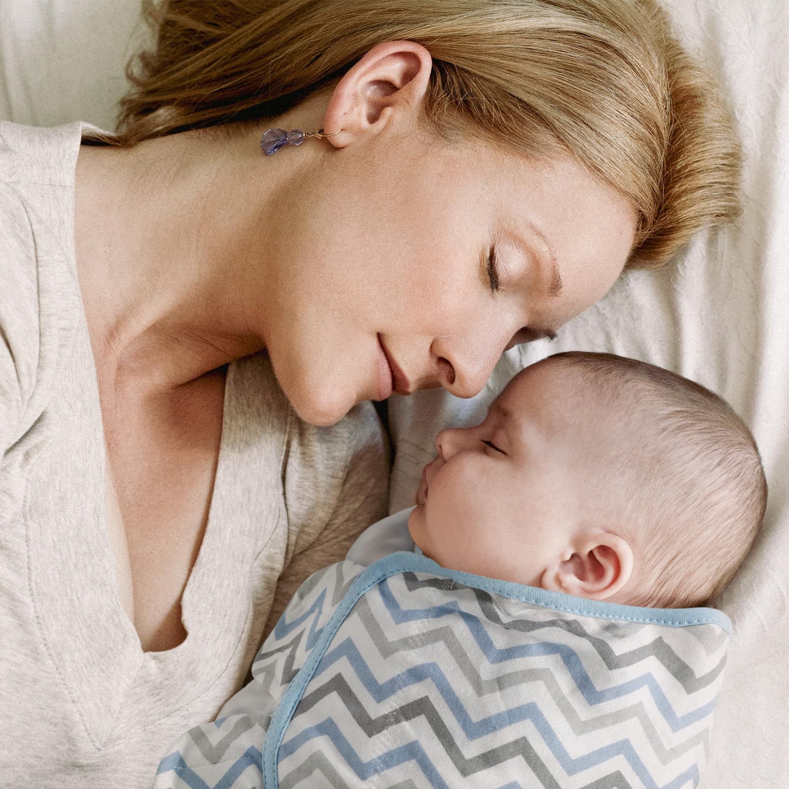 GLLQUEN BABY swaddle size 22x26 shows proper fit
