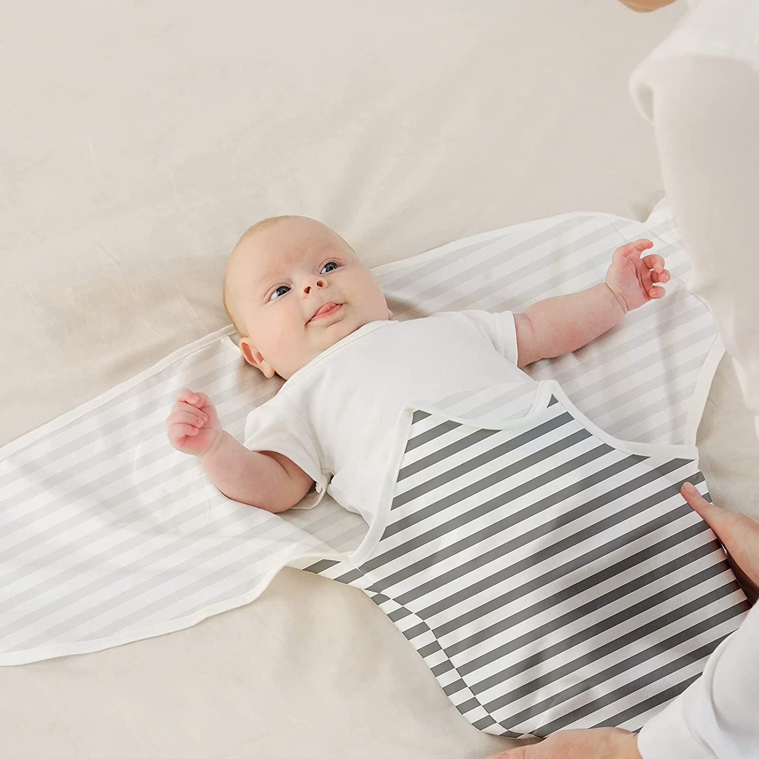 GLLQUEN BABY unisex print suited for quick night-time changes.
