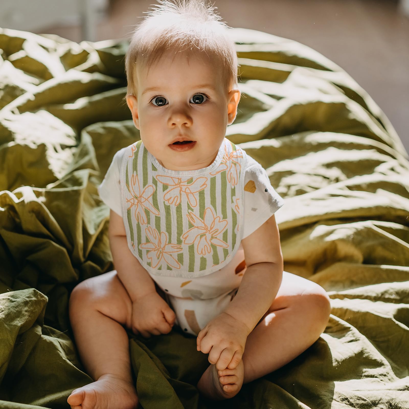 GLLQUEN BABY machine-washable bib for easy cleanup.