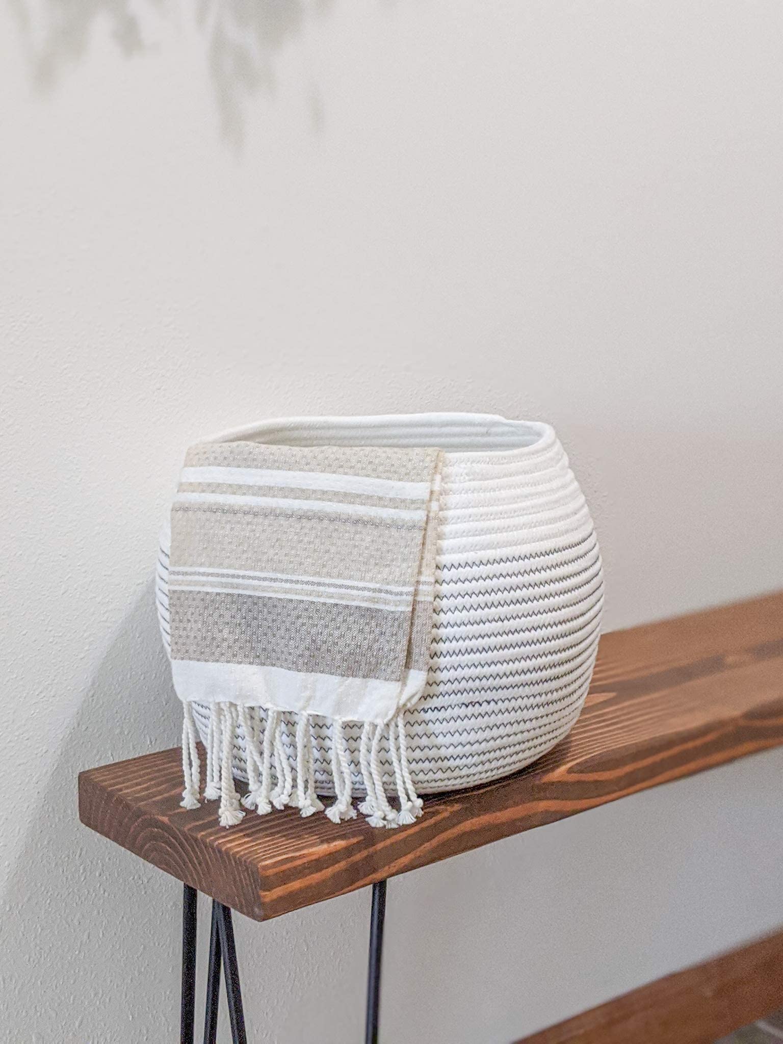 Goodpick sphere design demonstrates inward closing for discreet storage.
