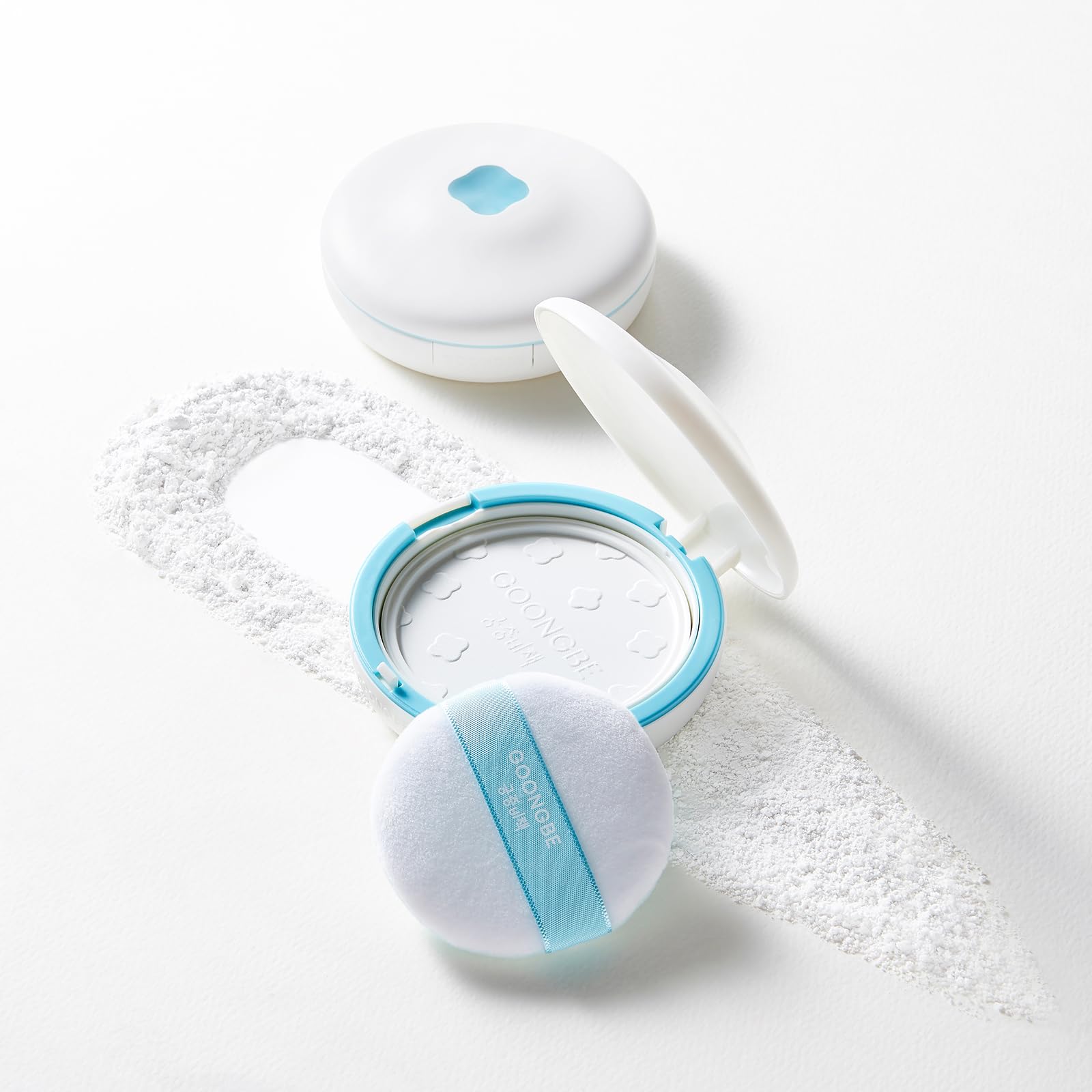 GOONGBE Pri-mmune powder texture demonstrates mess-free application for quick touch-ups