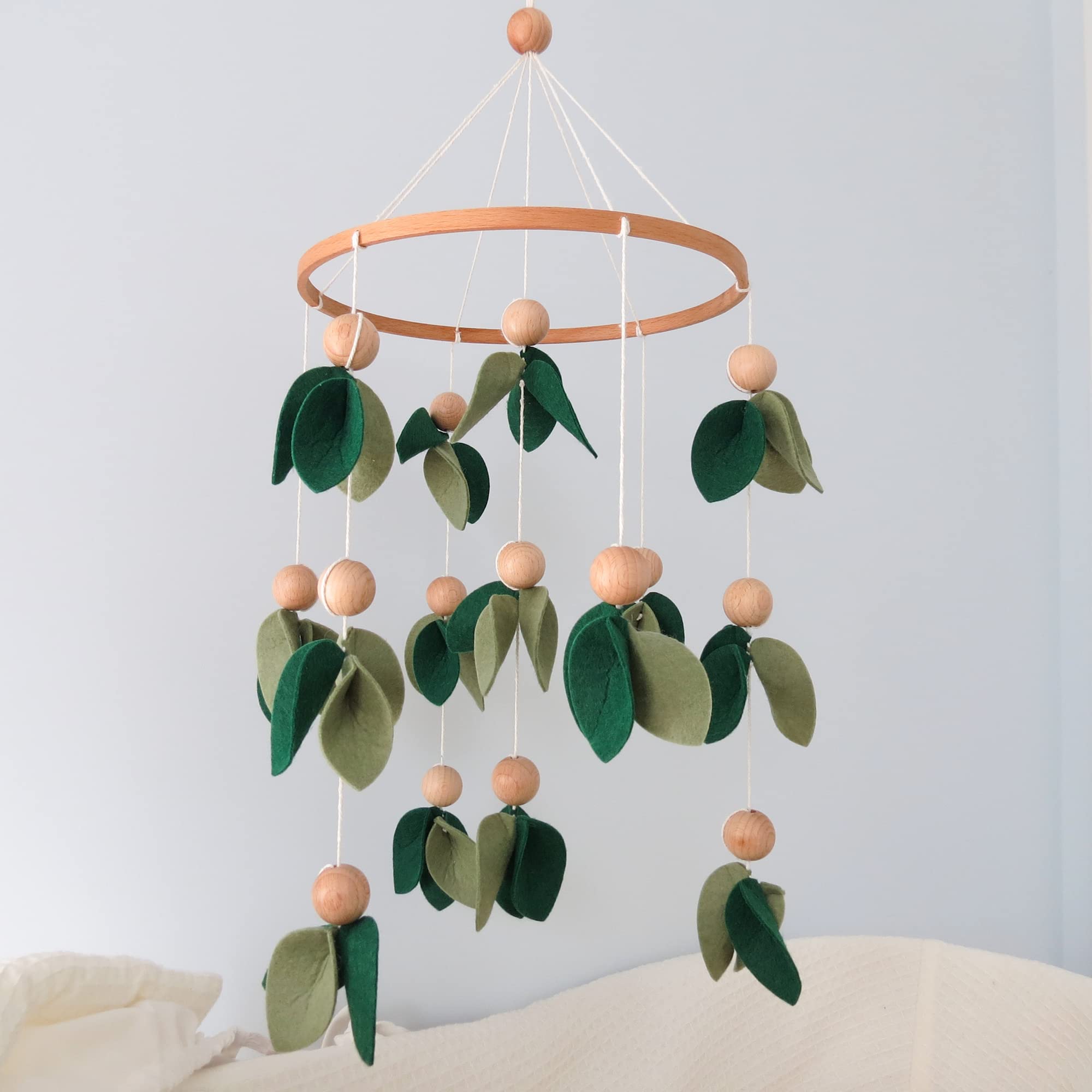 Goukurlsma Green Leaf Crib Mobile 23 cm diameter highlights precise scale.