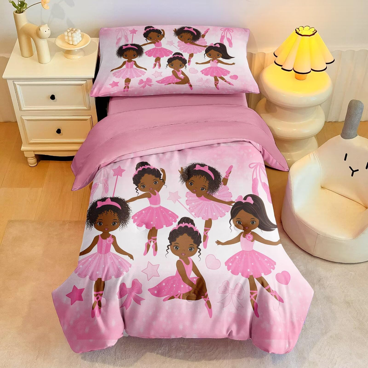 GRAT TIOC toddler comforter close-up shows soft polyester for cozy nights.