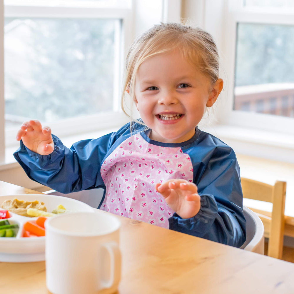 Green Sprouts Easy-Wear Long Sleeve Bib snapped-pocket enables compact, mess-free travel storage.