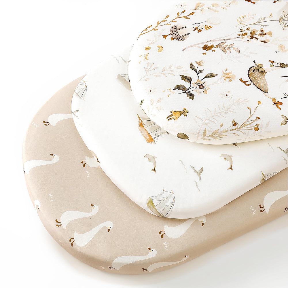 GRSSDER bassinet sheet elastic band secures a snug fit along the edge.