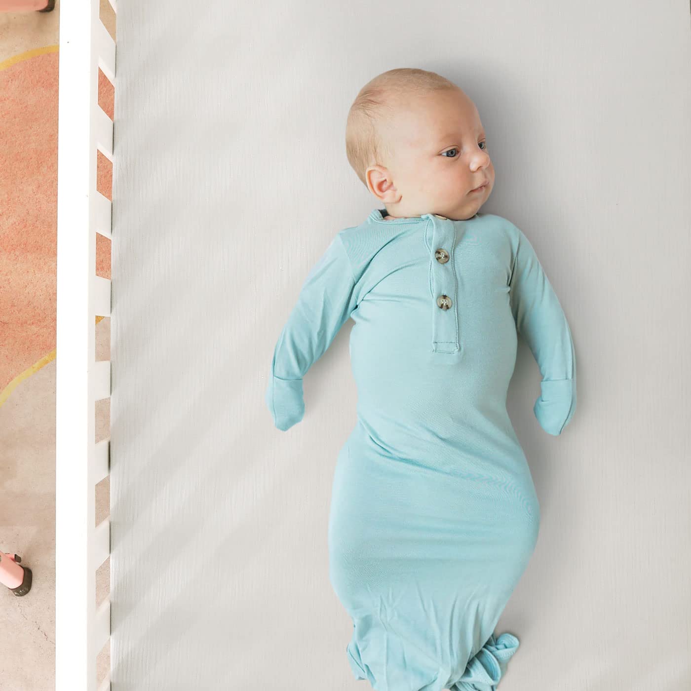 GRSSDER elastic-band-sides close-up shows four-sided stretch for easy, secure dressing