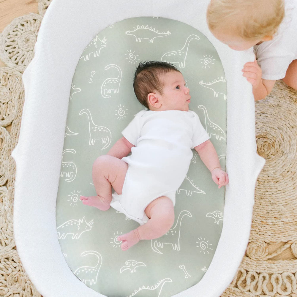 GRSSDER Elastic-bottom bassinet sheet demonstrates secure fit on mattress.