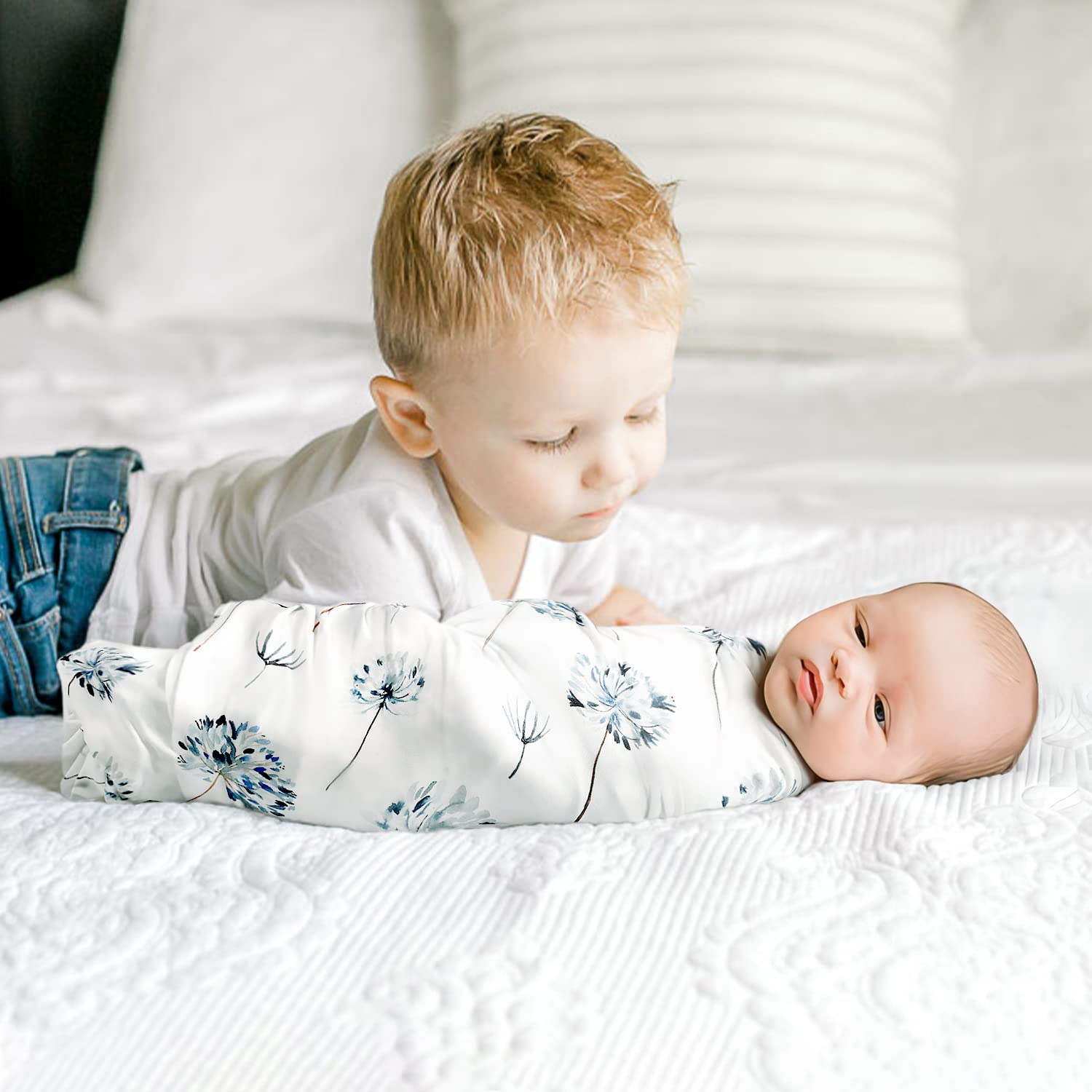 GRSSDER Swan pattern on baby blanket enhances nursery decor.