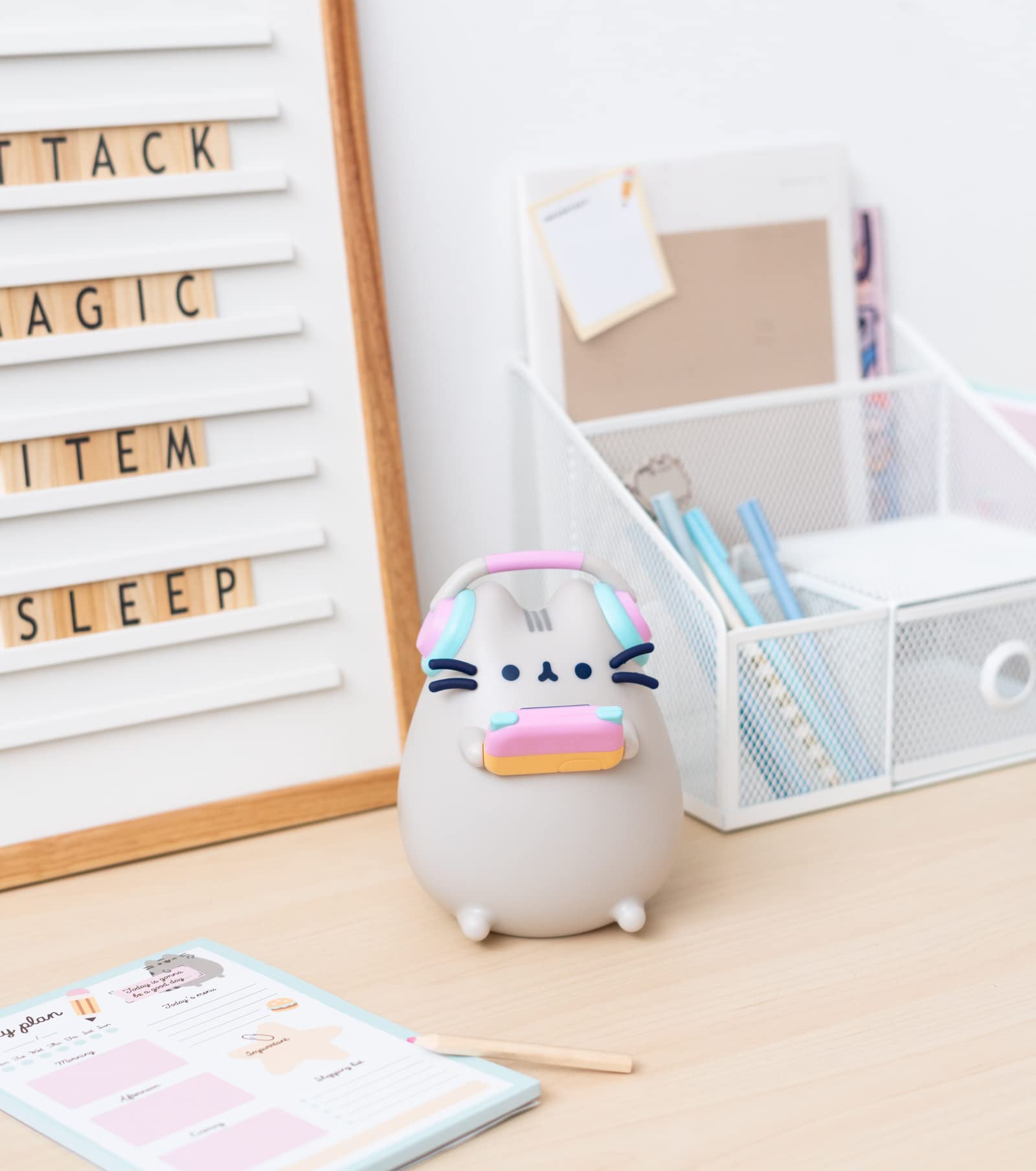 Grupo Erik Pusheen Gamer Lamp battery option shown for portable bedtime lighting