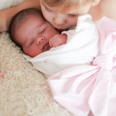 GSHLLO newborn swaddle sash pink bowknot wreath display—versatile decor for portraits