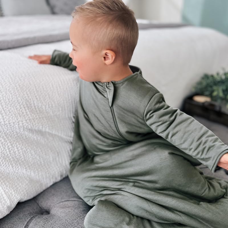 GUNAMUNA sleep sack sage demonstrates froggy-leg positioning for natural leg movement.