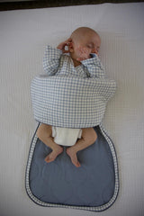 GUNAMUNA swaddle wrap showing belly band secure fit and calm startle control.
