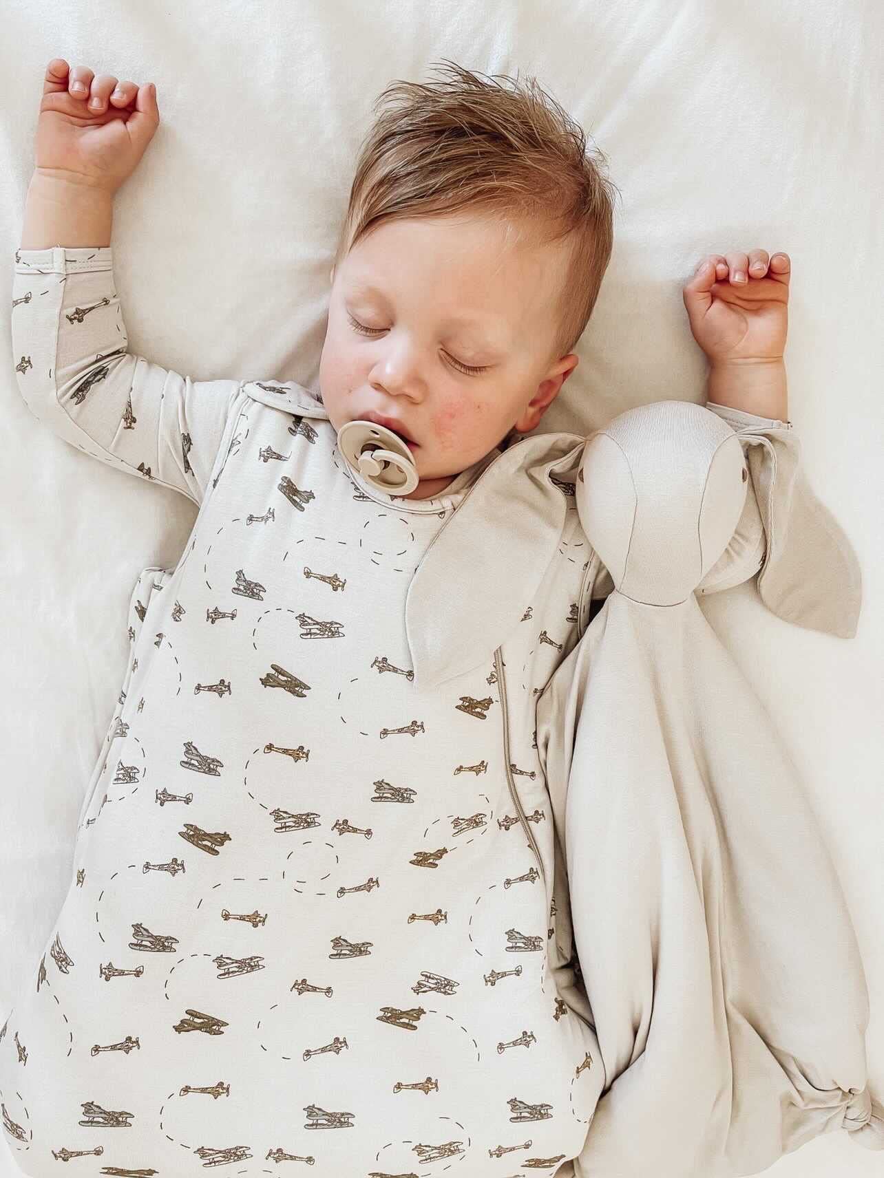 GUNAMUNA Lovey Lucy crib scene—snug-fit visual for a safe sleep environment.