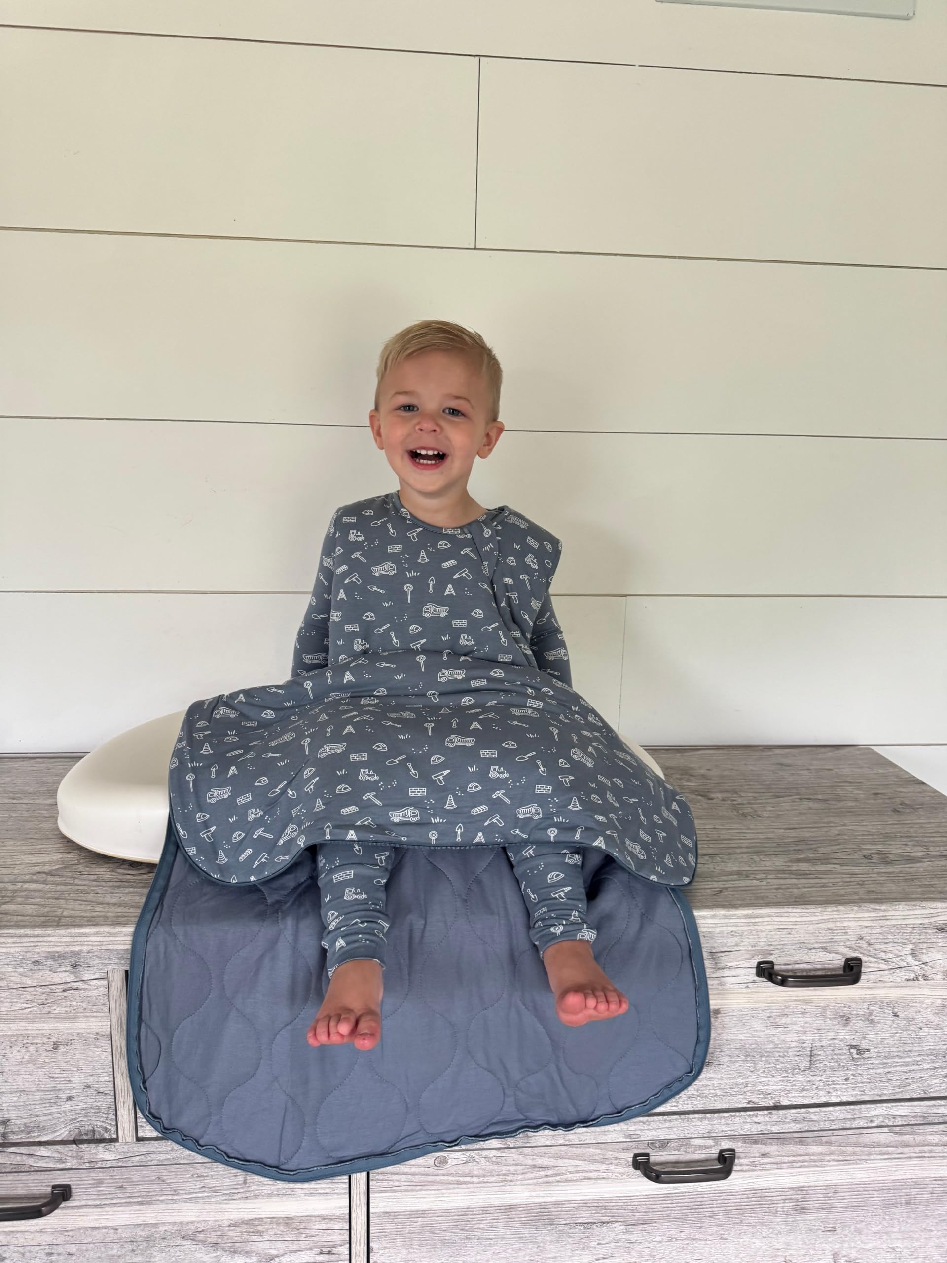 GUNAMUNA Sleep Sacks WONDERZiP zipper close-up enables quick diaper changes.