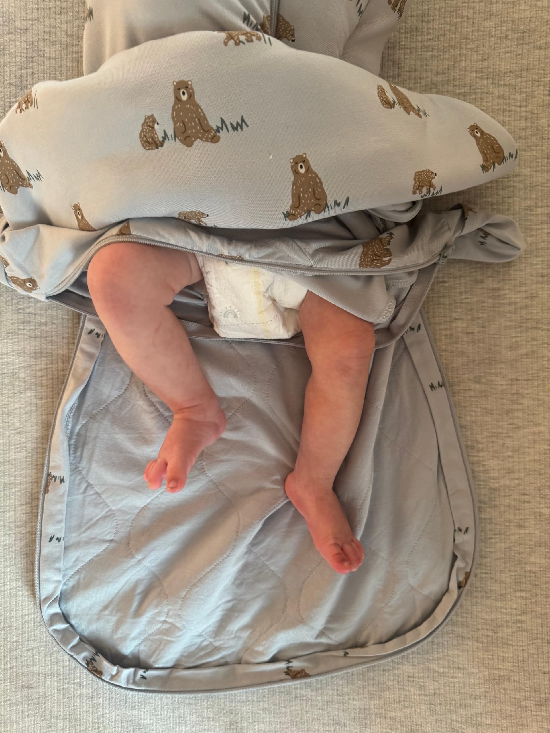 GUNAMUNA Swaddle Wrap 2.5 TOG offers plush warmth with hypoallergenic fill.