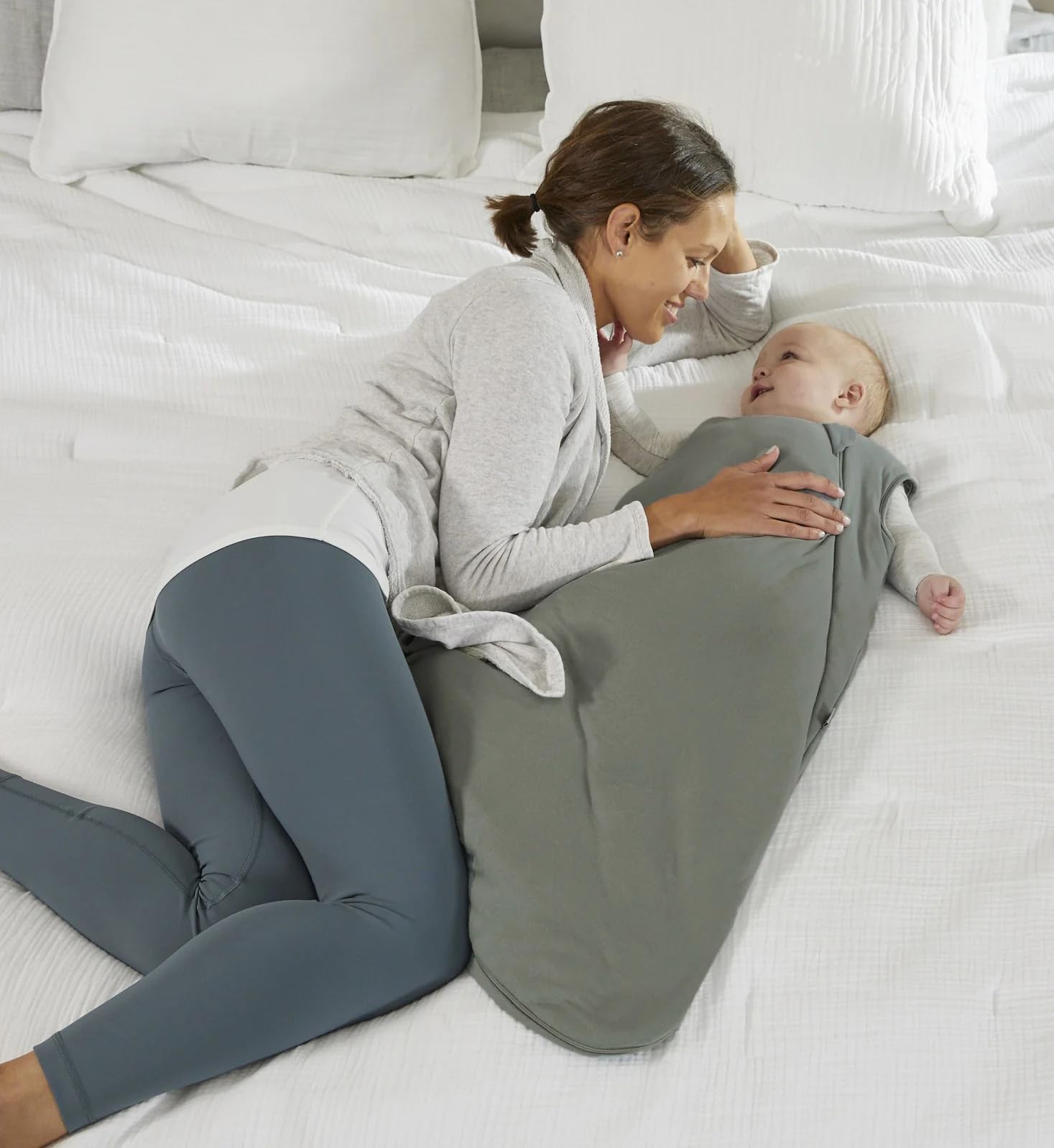 GUNAMUNA WonderZip full-length zipper enables quick diaper changes.