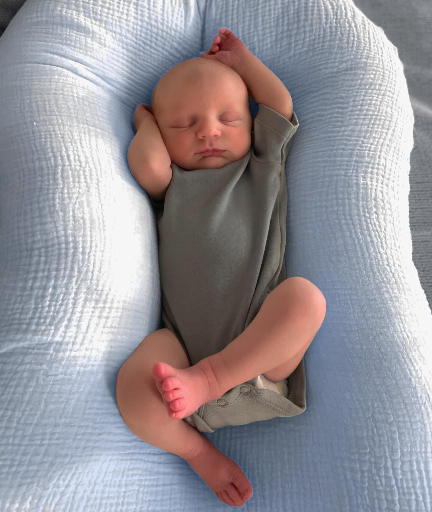 Guruixu cover is machine washable for quick, easy care between diaper changes.