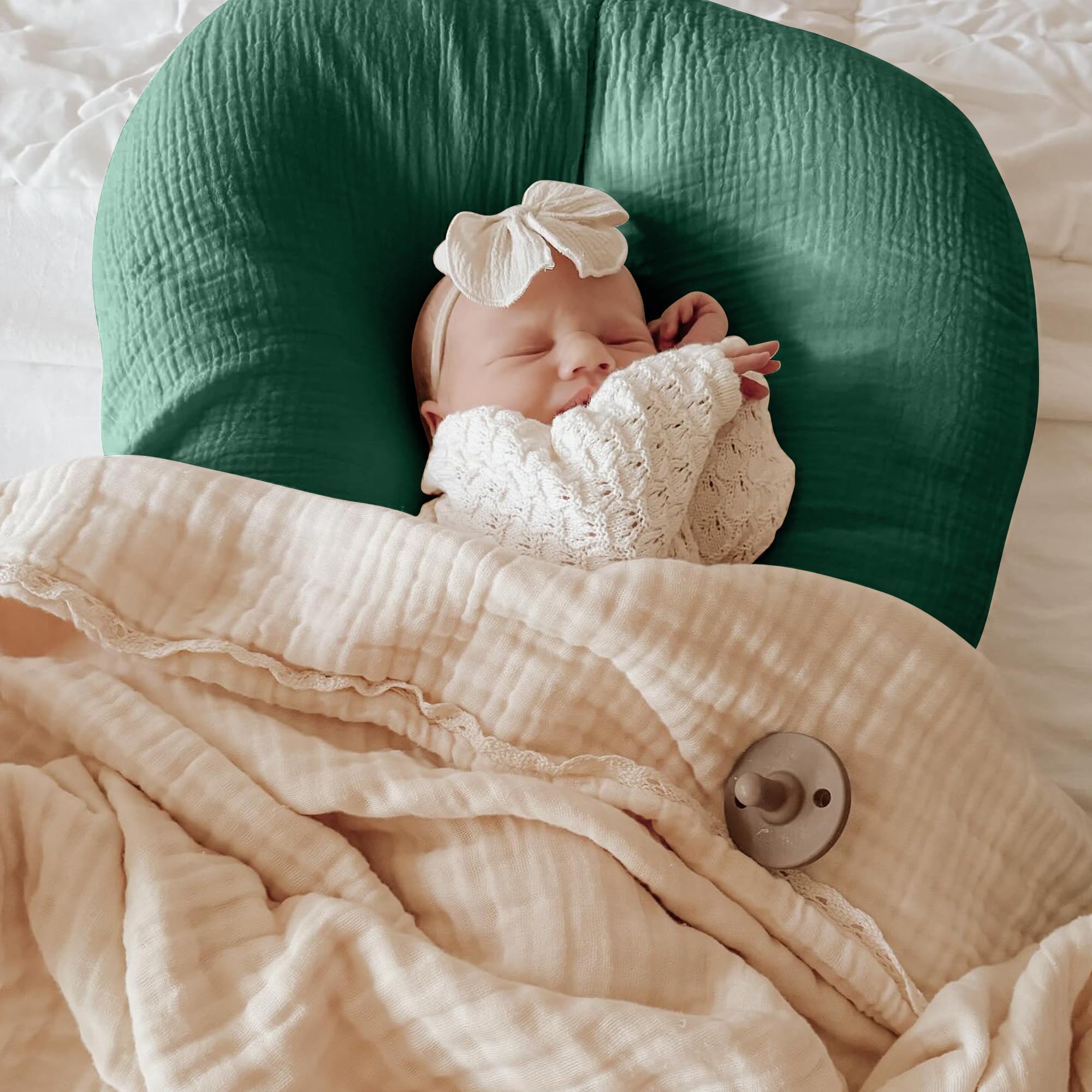 Guruixu Muslin baby lounger cover envelope-closure example shows secure fit during naps