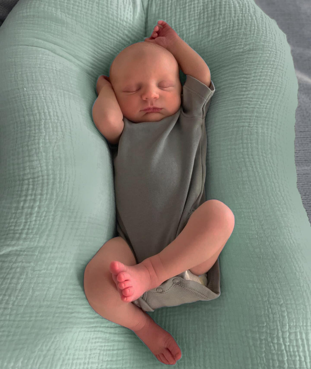 Guruixu Muslin Baby Lounger Cover machine washable for quick cleaning.
