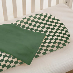 Guruixu Muslin baby lounger cover on bed demonstrates quick slip-on fit for naps