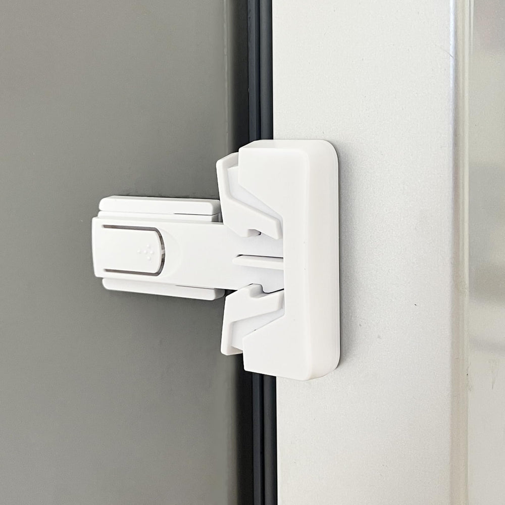 GXXFXT fridge lock close-up demonstrates secure latching for childproofing.
