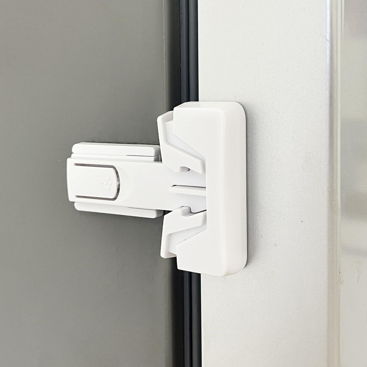 GXXFXT fridge lock close-up demonstrates secure latching for childproofing.