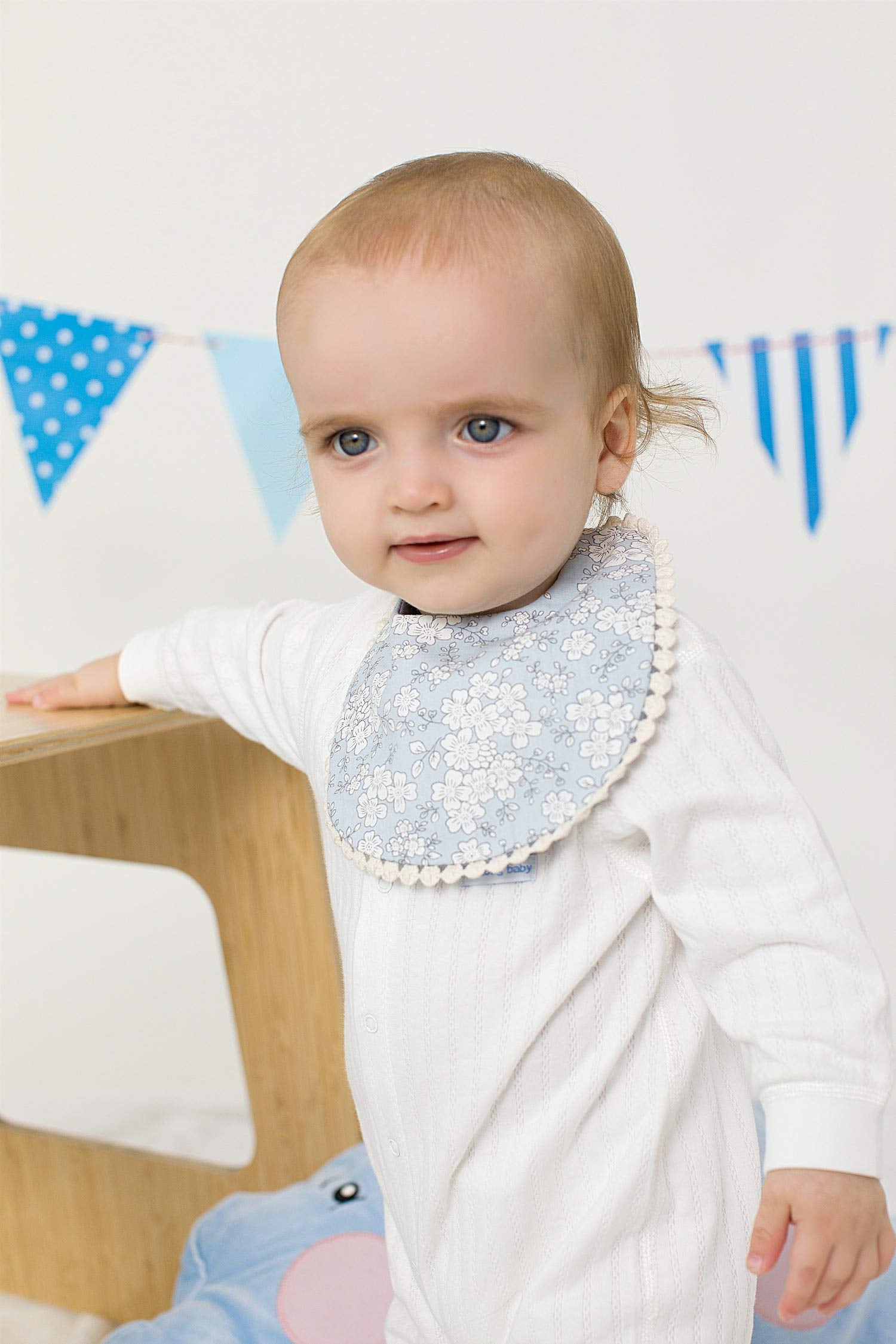 GZMM baby bib reversible solid color side – easy outfit changes and quick cleanup.