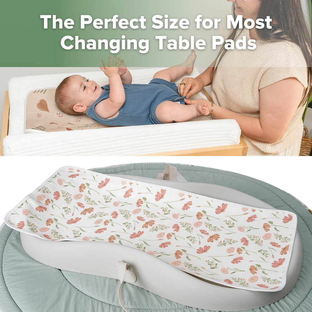 haakaa changing pad liner Love Leaves design offers gentle cotton comfort.
