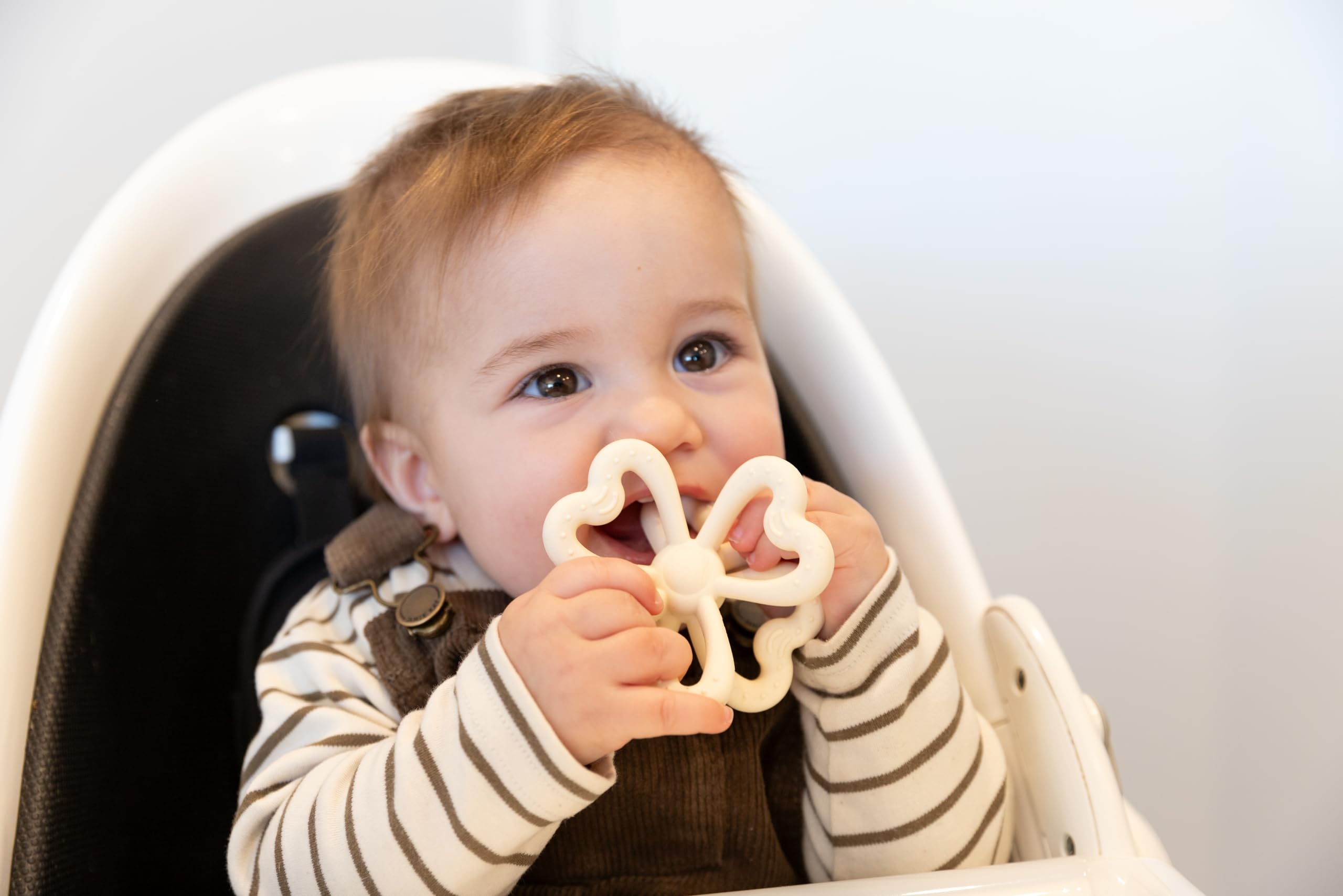 Haakaa Clover Teether copper easy-clean, one-piece silicone design for quick sanitizing.