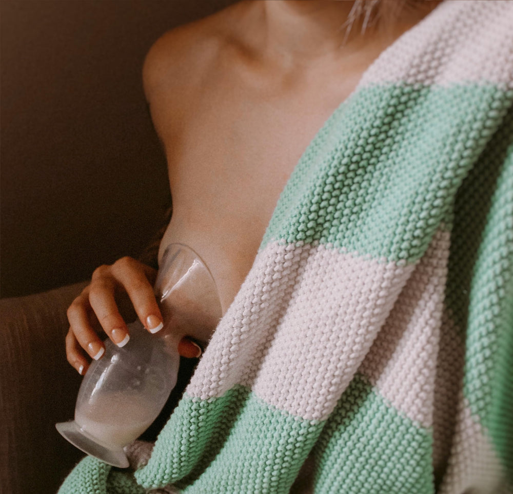 Haakaa Gen 2 in-use on breast demonstrates discreet express session.