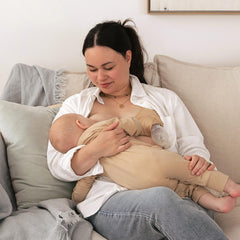 haakaa manual breast pump compact design fits in bag for travel