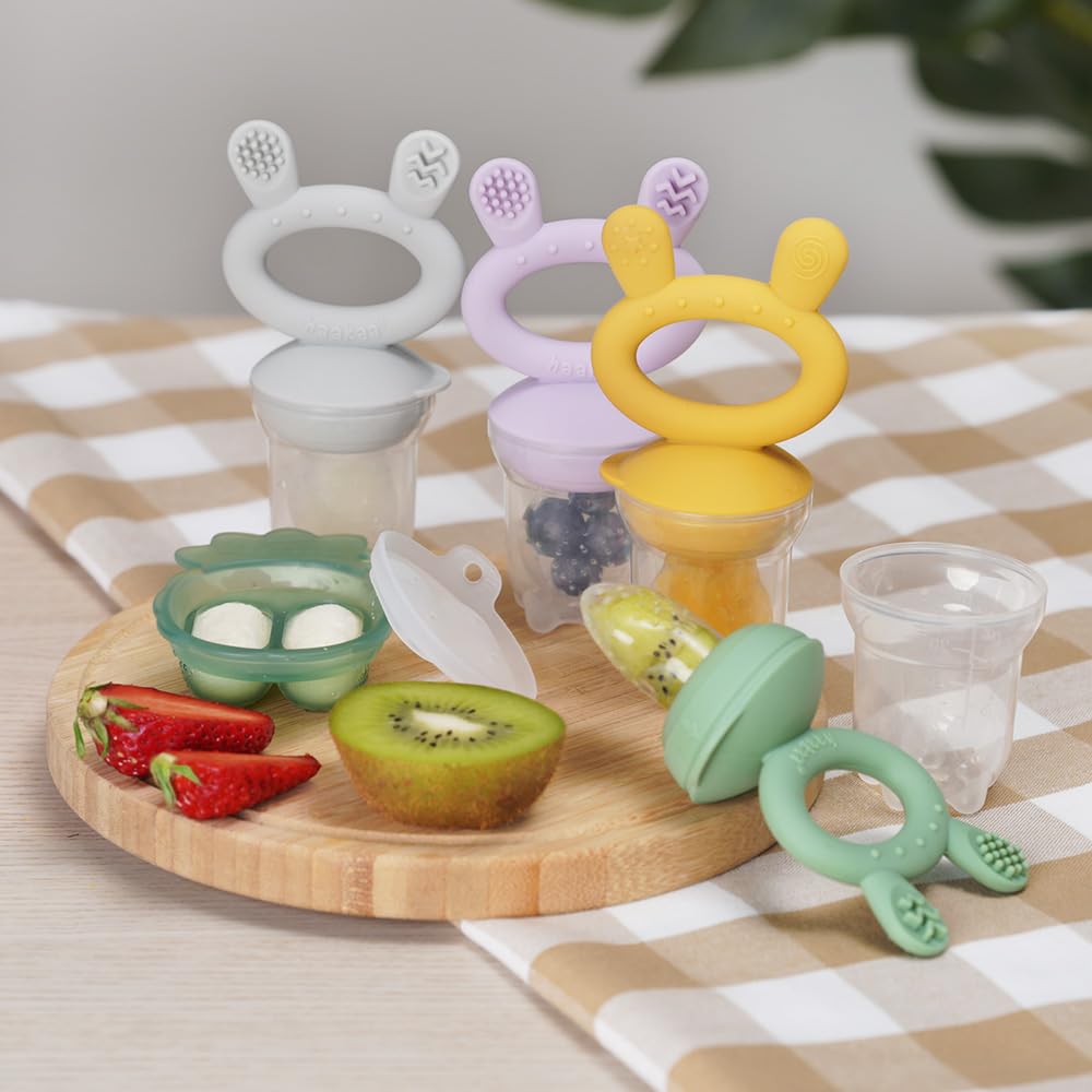 Haakaa feeder cap secured lid ensures spill-free on-the-go use.
